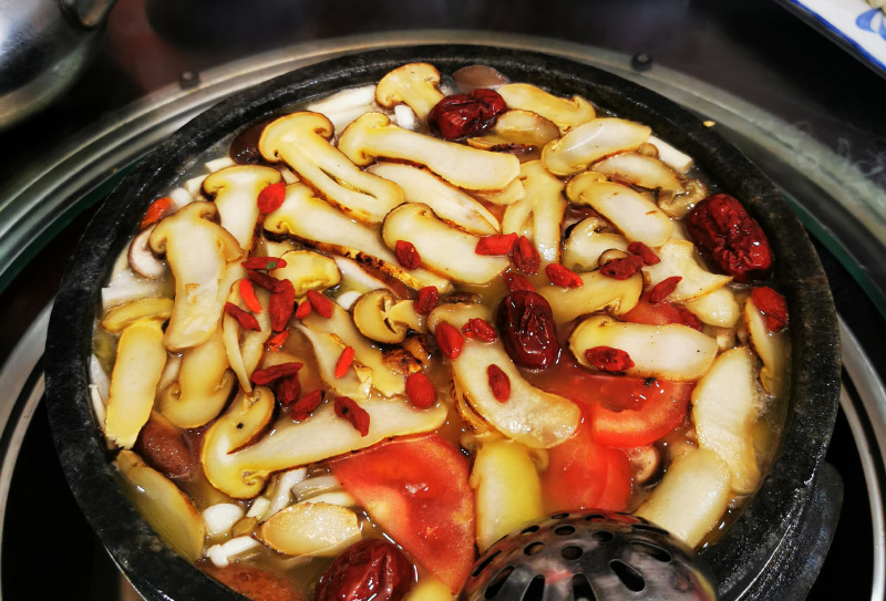 牦牛肉松茸湯鍋