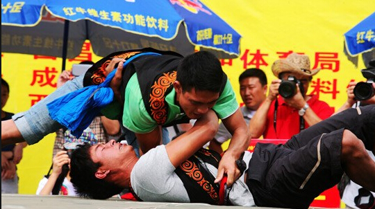 西昌火把節娛樂之摔跤